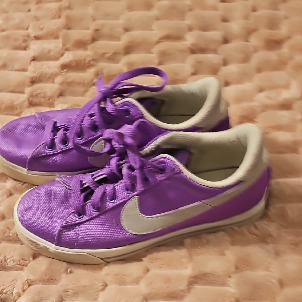 Nike Women's Purple Fushia Sneakers